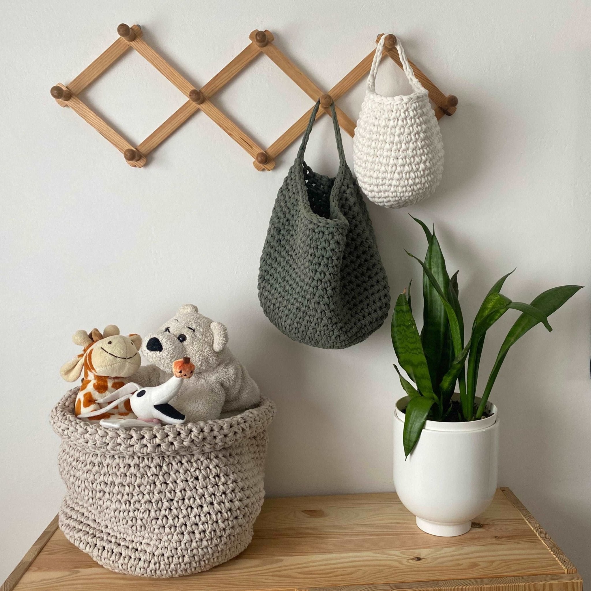 Cestas colgantes de pared - Decoración neutra para habitación infantil
