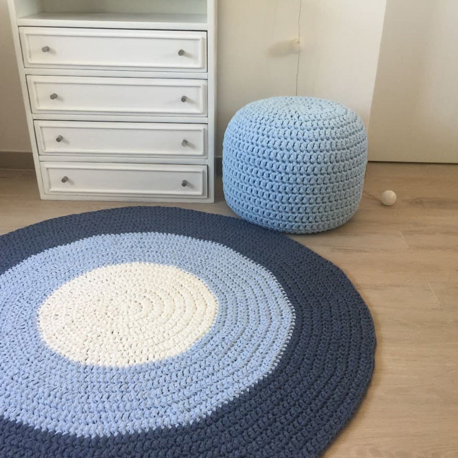 Runder Häkelteppich | Blau gestreifte Spielmatte