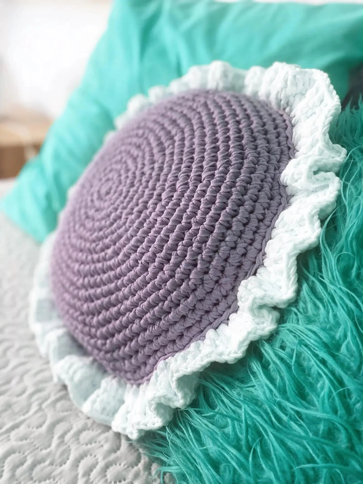 Almohada de Ganchillo Redonda con Volantes - Lavanda