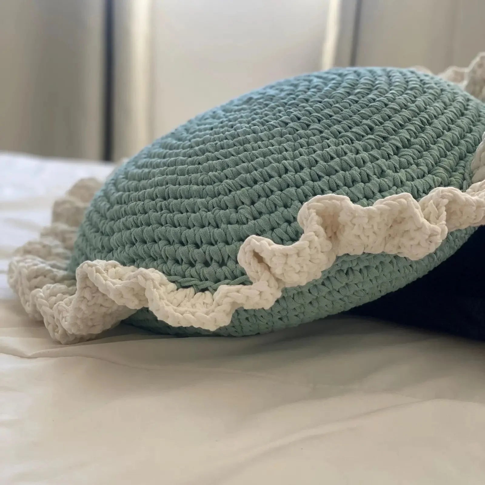 Almohada Redonda de Ganchillo con Volantes - Menta Clara