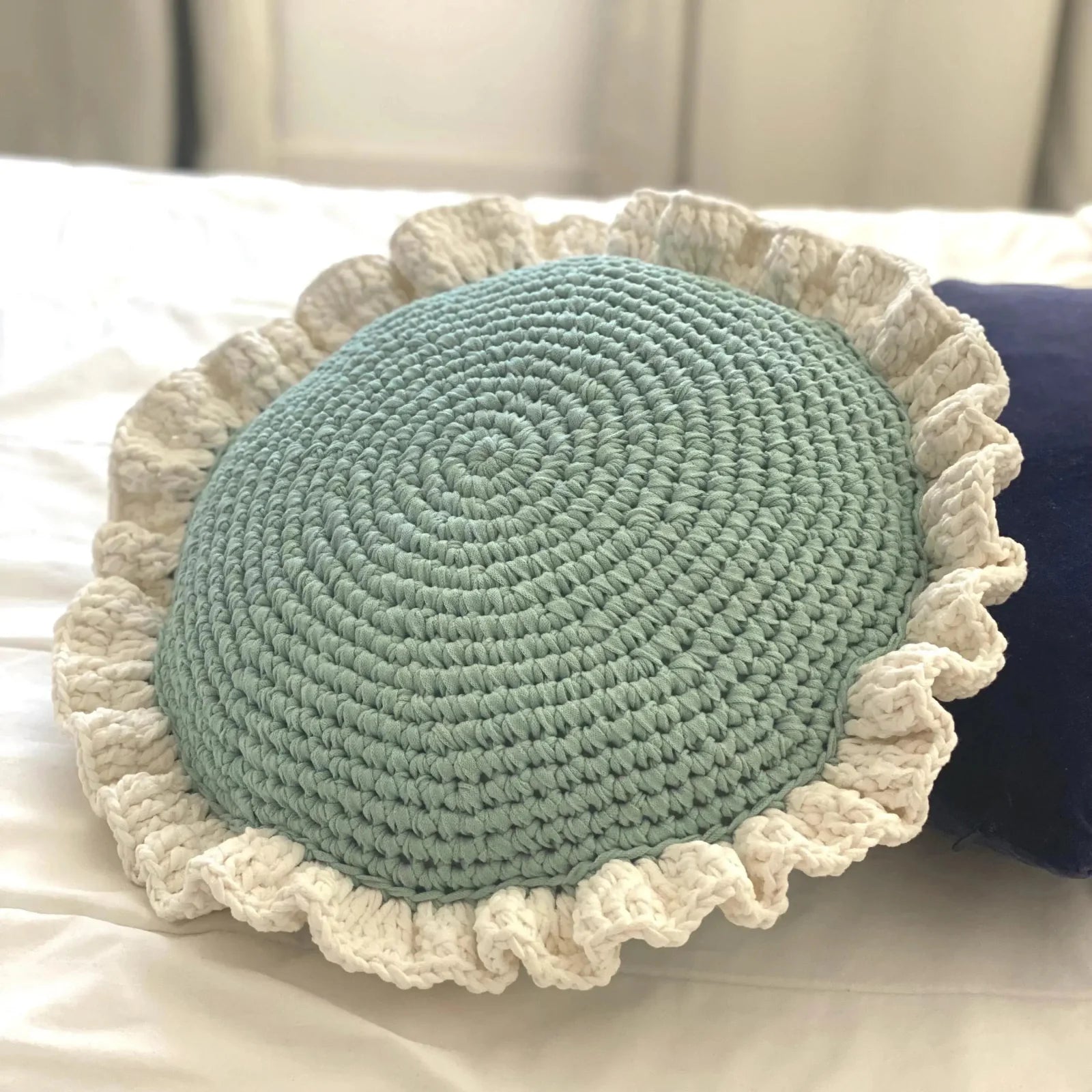Almohada Redonda de Ganchillo con Volantes - Menta Clara
