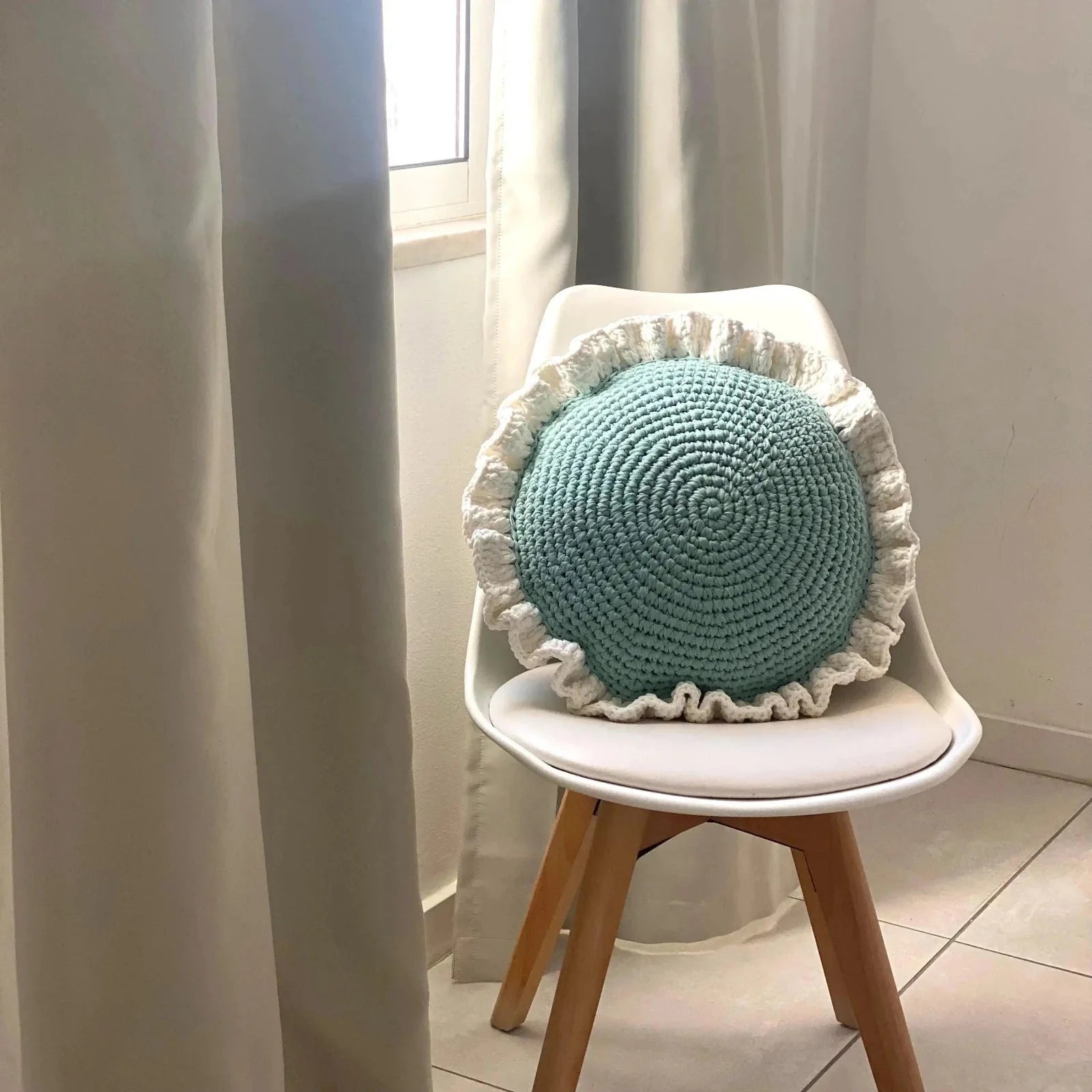 Almohada Redonda de Ganchillo con Volantes - Menta Clara