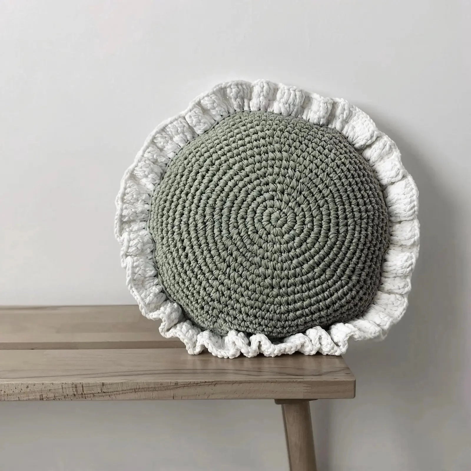 Almohada redonda de ganchillo con volantes - Más colores disponibles