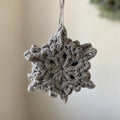 Set de adornos de Navidad de ganchillo de copo de nieve plateado