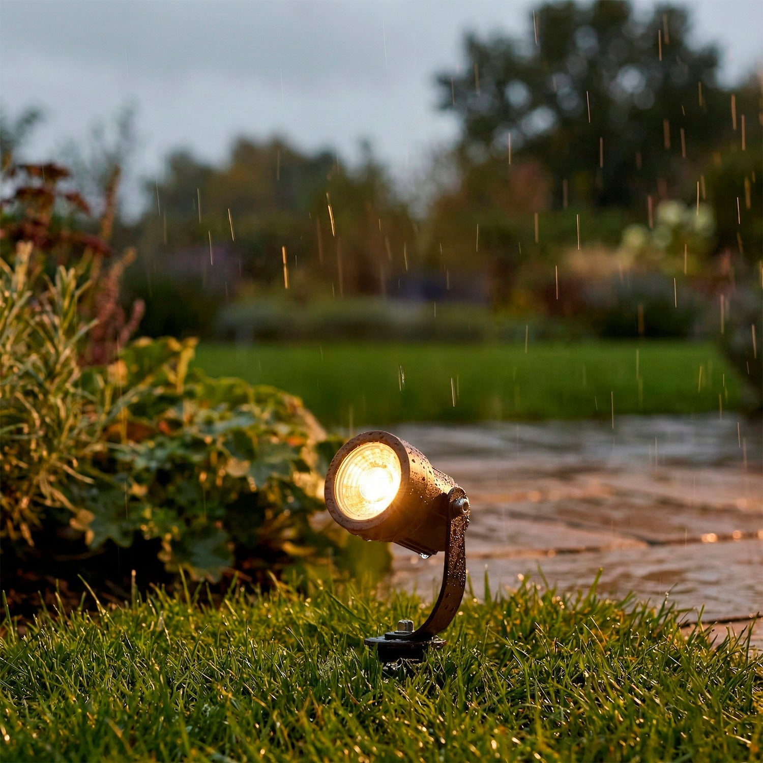 Foco LED com espeto de jardim 5W 60º IP65 3000K Acabamento preto